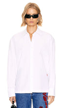 Alexander Wang Apple Patch Button Up Shirt in White - Alexander Wang - Chemise boutonnée avec écusson pomme - Blanc - Alexander Wang 白色苹果贴片纽扣衬衫 - Alexander Wang Apple Patch Button-Up-Hemd in Weiß - Alexander Wang 애플 패치 버튼업 셔츠 화이트 색상 - Camicia abbottonata con toppa Apple di Alexander Wang in bianco
