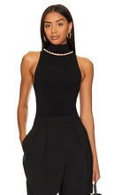 Alice + Olivia Annalee Mock Neck Halter in Black - Alice + Olivia - Annalee - Licol à col montant en noir - Alice + Olivia Annalee 黑色小高领挂脖 - Alice + Olivia Annalee Neckholder mit Stehkragen in Schwarz - Alice + Olivia Annalee 모크넥 홀터넥 블랙 색상 - Alice + Olivia Annalee Capezza con collo a lupetto in nero