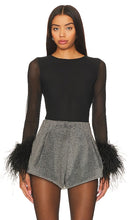 Alice + Olivia Delaina Ls Mesh Feathr Cuf Top in Black - Alice + Olivia Haut Delaina Ls Mesh Feather Cuf en Noir - Alice + Olivia Delina 黑色网状羽毛袖口上衣 - Alice + Olivia Delaina Ls Mesh-Feathr-Cuf-Top in Schwarz - Alice + Olivia Delaina Ls 메시 페더 커프 탑 - Top Alice + Olivia Delaina Ls Mesh con polsini in piuma in nero