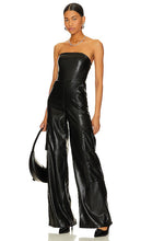 Alice + Olivia Emelda Faux Leather Jumpsuit in Black - Alice + Olivia Combinaison en similicuir Emelda en noir - Alice + Olivia Emelda 黑色人造皮革连身裤 - Alice + Olivia Emelda Kunstleder-Overall in Schwarz - Alice + Olivia Emelda 블랙 인조 가죽 점프수트 - Tuta in ecopelle Alice + Olivia Emelda in nero
