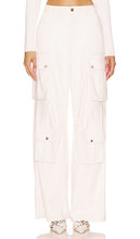 Alice + Olivia Joette Faux Leather Cargo Pant in Ivory - Alice + Olivia Pantalon cargo en similicuir Joette en ivoire - Alice + Olivia Joette 象牙色人造皮革工装裤 - Alice + Olivia Joette Kunstleder-Cargohose in Elfenbein - Alice + Olivia Joette 인조 가죽 카고 팬츠 - Pantaloni cargo in ecopelle Alice + Olivia Joette in avorio