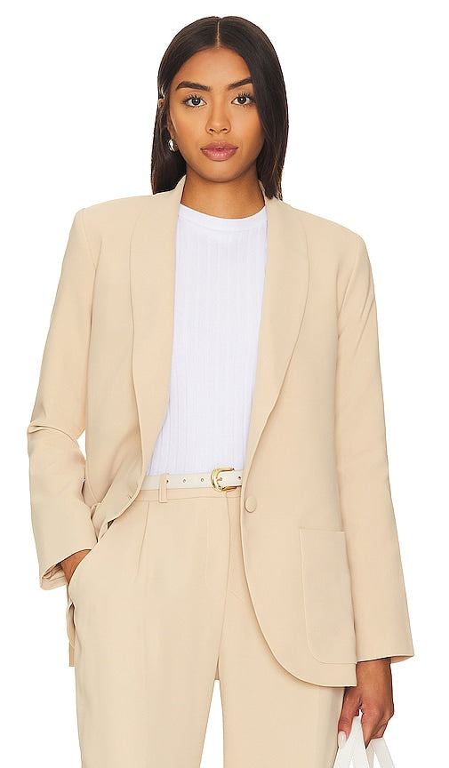 Amanda Uprichard X Revolve Shawl Collar Blazer in Beige - Amanda Uprichard X Revolve Blazer à col châle en beige - Amanda Uprichard X Revolve 青果领西装外套，米色 - Amanda Uprichard X Revolve-Blazer mit Schalkragen in Beige - Amanda Uprichard X Revolve 숄 칼라 블레이저 베이지 색상 - Blazer con collo a scialle Amanda Uprichard X Revolve in beige