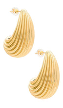 Amber Sceats Ribbed Hoop Earring in Metallic Gold