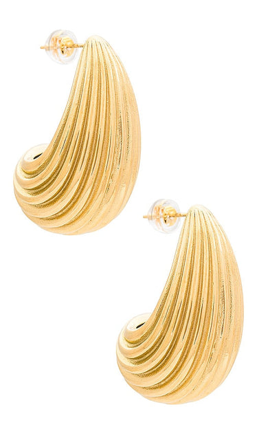 Amber Sceats Ribbed Hoop Earring in Metallic Gold