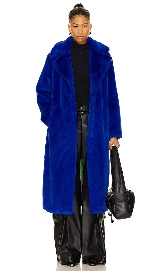Apparis Mona Plant-Based Fur Coat in Blue - Manteau en fourrure végétale Apparis Mona en bleu - Apparis Mona 蓝色植物皮毛大衣 - Apparis Mona Pelzmantel auf pflanzlicher Basis in Blau - Apparis Mona 블루 컬러의 식물성 모피 코트 - Cappotto in pelliccia vegetale Apparis Mona in blu