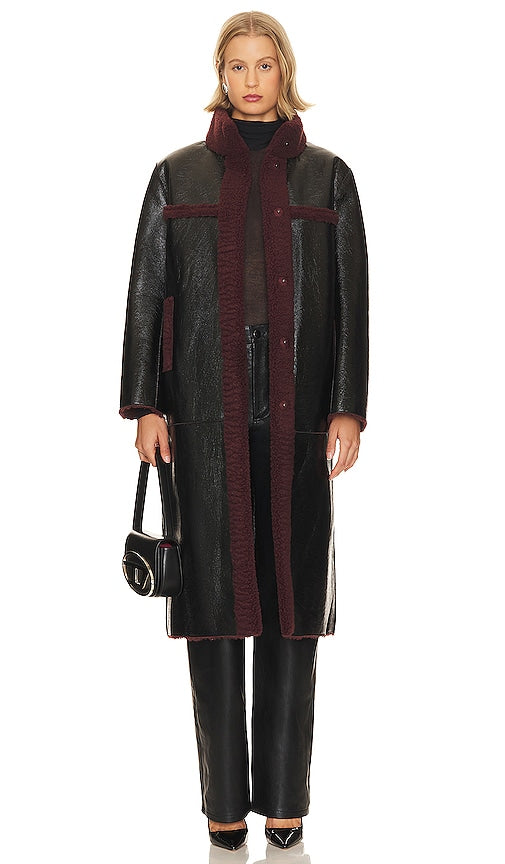 Apparis Tilly Patent Reversible Coat in Black - Apparis Tilly Manteau Réversible Verni en Noir - Apparis Tilly 黑色专利双面大衣 - Apparis Tilly Lack-Wendemantel in Schwarz - Apparis Tilly 페이턴트 리버서블 코트블랙 컬러 - Cappotto reversibile in vernice Apparis Tilly in nero