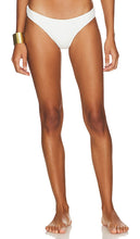 Aquamanile Lotus Flower Bikini Bottom in White - Bas de bikini fleur de lotus Aquamanile en blanc - Aquamanile 白色莲花比基尼泳裤 - Aquamanile Lotusblumen-Bikinihose in Weiß - Aquamanile Lotus Flower 비키니 하의 화이트 색상 - Slip bikini Aquamanile con fiore di loto bianco