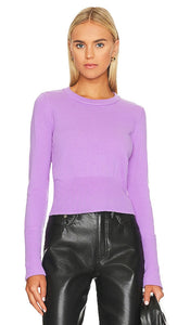 Autumn Cashmere Cropped Sweater in Purple - Pull court en cachemire d'automne en violet - 秋季紫色羊绒短款毛衣 - Herbstlicher Kaschmir-Kurzpullover in Lila - 퍼플 가을 캐시미어 크롭 스웨터 - Maglione corto in cashmere autunnale in viola