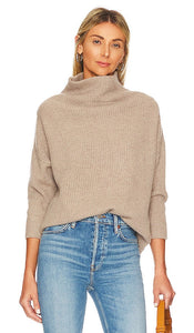 Autumn Cashmere Funnel Neck Sweater in Taupe - Pull à col cheminée en cachemire d'automne en taupe - 秋季灰褐色羊绒漏斗领毛衣 - Herbstlicher Kaschmirpullover mit Stehkragen in Taupe - 가을 캐시미어 퍼널 넥 스웨터 - Maglione autunnale con collo a imbuto in cashmere color talpa