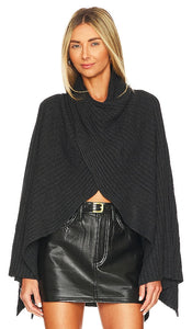 Autumn Cashmere Hybrid Rib Cape in Grey - Cape côtelée hybride en cachemire d'automne en gris - 秋季灰色羊绒混合罗纹斗篷 - Herbstliches Kaschmir-Hybrid-Ripp-Cape in Grau - Autumn Cashmere 하이브리드 립 케이프그레이 색상 - Mantella a coste ibrida in cashmere autunnale in grigio