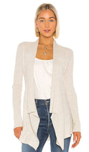 Autumn Cashmere Rib Drape Cardigan in Light Gray - Cardigan drapé côtelé en cachemire d'automne en gris clair - 秋季浅灰色羊绒罗纹垂坠开衫 - Herbstlicher, gerippter Kaschmir-Cardigan in Hellgrau - 라이트 그레이 색상의 가을 캐시미어 립 드레이프 카디건 - Cardigan drappeggiato a coste in cashmere autunnale in grigio chiaro