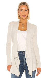 Autumn Cashmere Rib Drape Cardigan in Light Gray - Cardigan drapé côtelé en cachemire d'automne en gris clair - 秋季浅灰色羊绒罗纹垂坠开衫 - Herbstlicher, gerippter Kaschmir-Cardigan in Hellgrau - 라이트 그레이 색상의 가을 캐시미어 립 드레이프 카디건 - Cardigan drappeggiato a coste in cashmere autunnale in grigio chiaro