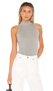 Autumn Cashmere Rib Mock Halter in Gray - Col montant en cachemire côtelé d'automne en gris - 秋季灰色羊绒罗纹小吊带 - Herbstliches Kaschmir-Ripp-Halfter in Grau - 가을 캐시미어 립 모크 홀터 그레이 색상 - Finta cavezza a coste in cashmere autunnale in grigio
