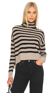 Autumn Cashmere Striped Turtleneck Sweater in Beige - Pull à col roulé rayé en cachemire d'automne en beige - 秋季米色羊绒条纹高领毛衣 - Gestreifter Rollkragenpullover aus herbstlichem Kaschmir in Beige - 가을 캐시미어 스트라이프 터틀넥 스웨터(베이지색) - Maglione dolcevita a righe in cashmere autunnale in beige