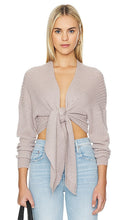 Autumn Cashmere Tie Front Cardigan in Grey - Cardigan d'automne en cachemire noué sur le devant en gris - 秋季灰色羊绒正面系带开衫 - Herbstlicher Kaschmir-Cardigan zum Binden vorne in Grau - 가을 캐시미어 타이 프론트 가디건 그레이 색상 - Cardigan frontale con cravatta in cashmere autunnale in grigio