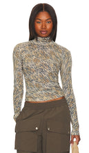 Autumn Cashmere Tiger Print Mock Neck in Beige - Col montant en cachemire imprimé tigre d'automne en beige - 秋季米色羊绒老虎印花小高领 - Herbstlicher Rollkragenpullover aus Kaschmir mit Tigermuster in Beige - 가을 캐시미어 타이거 프린트 모크넥 베이지 색상 - Collo a lupetto con stampa tigre autunnale in cashmere in beige