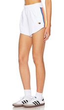 Aviator Nation 5 Stripe Lounger Short in White - Aviator Nation - Short transat à 5 bandes - Blanc - Aviator Nation 5 白色条纹躺椅短裤 - Aviator Nation 5 Stripe Lounger Short in Weiß - Aviator Nation 5 스트라이프 라운지저 쇼트 화이트 색상 - Pantaloncini lounge Aviator Nation 5 Stripe in bianco