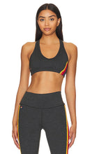 Aviator Nation 5 Stripe V Cut Sports Bra in Charcoal - Aviator Nation - Soutien-gorge de sport coupe en V à 5 rayures - Charbon de bois - Aviator Nation 5 条纹 V 型剪裁运动文胸 木炭色 - Aviator Nation 5 Stripe V Cut Sport-BH in Anthrazit - Aviator Nation 5 스트라이프 V컷 스포츠 브라, 차콜 색상 - Reggiseno sportivo Aviator Nation 5 Stripe con taglio a V in antracite