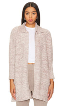 Barefoot Dreams CozyChic Collared Poncho In Almond & Deep Taupe in Taupe - Barefoot Dreams - Poncho à col CozyChic en amande et taupe foncé en taupe - Barefoot Dreams CozyChic 有领斗篷 杏仁色和深灰褐色 灰褐色 - Barefoot Dreams CozyChic Poncho mit Kragen in Mandel und tiefem Taupe in Taupe - Barefoot Dreams 아몬드 소재의 아늑하고 시크한 칼라 판초 & 토프 소재의 딥 토프 - Barefoot Dreams CozyChic Poncho con colletto color mandorla e tortora intenso in tortora