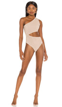 BEACH RIOT Celine One Piece in Tan - BEACH RIOT Une pièce Céline en beige - BEACH RIOT Celine 黄褐色一件单品 - BEACH RIOT Celine Einteiler in Hellbraun - BEACH RIOT 셀린느 원피스 탠 색상 - BEACH RIOT Celine Costume intero in marrone chiaro