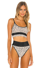 BEACH RIOT Eva Bikini Top in Tan - BEACH RIOT Haut de bikini Eva en beige - BEACH RIOT Eva 黄褐色比基尼上衣 - BEACH RIOT Eva-Bikinioberteil in Hellbraun - BEACH RIOT Eva 비키니 탑 - Top bikini Eva BEACH RIOT color marrone chiaro