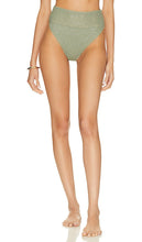 BEACH RIOT Highway Bikini Bottom in Sage - Bas de bikini BEACH RIOT Highway en sauge - BEACH RIOT Highway 鼠尾草色比基尼泳裤 - BEACH RIOT Highway Bikinihose in Salbei - BEACH RIOT 하이웨이 비키니 하의 - BEACH RIOT Slip bikini Highway in salvia
