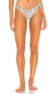 BEACH RIOT Island Bikini Bottom in Tan - BEACH RIOT Bas de bikini Island en beige - BEACH RIOT Island 黄褐色比基尼泳裤 - BEACH RIOT Island-Bikinihose in Hellbraun - BEACH RIOT Island 비키니 하의(탠 색상) - Slip bikini BEACH RIOT Island color marrone chiaro