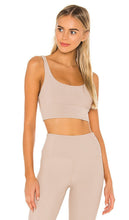 BEACH RIOT Leah Sports Bra in Tan - BEACH RIOT Soutien-gorge de sport Leah en beige - BEACH RIOT Leah 黄褐色运动文胸 - BEACH RIOT Leah Sport-BH in Hellbraun - BEACH RIOT Leah 스포츠 브라(탠 색상) - BEACH RIOT Reggiseno sportivo Leah color marrone chiaro