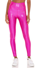 BEACH RIOT X REVOLVE Hologram Shine Legging in Fuchsia - BEACH RIOT X REVOLVE Legging brillant à hologramme en fuchsia - BEACH RIOT X REVOLVE 紫红色全息闪亮打底裤 - BEACH RIOT X REVOLVE Hologram Shine Legging in Fuchsia - BEACH RIOT X REVOLVE 홀로그램 샤인 레깅스 - BEACH RIOT X REVOLVE Hologram Shine Legging in fucsia