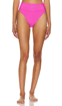 BEACH RIOT x REVOLVE Highway Bikini Bottom in Fuchsia - Bas de bikini Highway BEACH RIOT x REVOLVE en fuchsia - BEACH RIOT x REVOLVE Highway 紫红色比基尼泳裤 - BEACH RIOT x REVOLVE Highway Bikinihose in Fuchsia - BEACH RIOT x REVOLVE Highway 비키니 하의 in Fuchsia - Slip bikini BEACH RIOT x REVOLVE Highway in fucsia