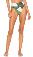 BEACH RIOT x REVOLVE Highway Bikini Bottom in Green - Bas de bikini Highway BEACH RIOT x REVOLVE en vert - BEACH RIOT x REVOLVE Highway 绿色比基尼泳裤 - BEACH RIOT x REVOLVE Highway Bikinihose in Grün - BEACH RIOT x REVOLVE 하이웨이 비키니 하의 그린 색상 - Slip bikini BEACH RIOT x REVOLVE Highway in verde
