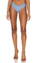BEACH RIOT x REVOLVE Vanessa Bikini Bottom in Blue - BEACH RIOT x REVOLVE Bas de Bikini Vanessa en Bleu - BEACH RIOT x REVOLVE Vanessa 蓝色比基尼泳裤 - BEACH RIOT x REVOLVE Vanessa Bikinihose in Blau - BEACH RIOT x REVOLVE Vanessa 비키니 하의 블루 색상 - Slip bikini BEACH RIOT x REVOLVE Vanessa in blu