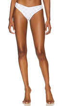 BEACH RIOT x REVOLVE Vanessa Bikini Bottom in White - BEACH RIOT x REVOLVE Bas de Bikini Vanessa en Blanc - BEACH RIOT x REVOLVE Vanessa 白色比基尼泳裤 - BEACH RIOT x REVOLVE Vanessa Bikinihose in Weiß - BEACH RIOT x REVOLVE Vanessa 비키니 하의 화이트 색상 - Slip bikini BEACH RIOT x REVOLVE Vanessa in bianco