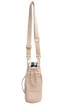 BEIS The Water Bottle Sling in Beige - BEIS Le porte-bouteille d'eau en beige - BEIS 米色水瓶吊带 - BEIS Die Wasserflaschenschlinge in Beige - BEIS 더 워터 보틀 슬링 베이지 색상 - BEIS La tracolla per bottiglia d'acqua in beige
