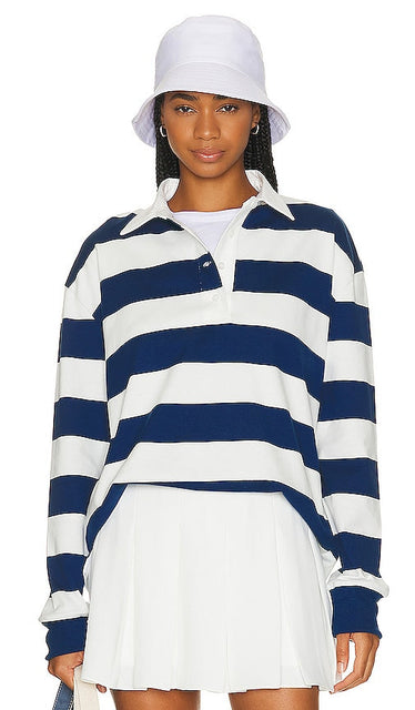 BEVERLY HILLS x REVOLVE Beverly Hills Oversized Long Sleeve Rugby Tee in Navy - BEVERLY HILLS x REVOLVE Beverly Hills - T-shirt de rugby surdimensionné à manches longues en bleu marine - BEVERLY HILLS x REVOLVE Beverly Hills 海军蓝超大长袖橄榄球 T 恤 - BEVERLY HILLS x REVOLVE Beverly Hills übergroßes langärmliges Rugby-T-Shirt in Marineblau - BEVERLY HILLS x REVOLVE Beverly Hills 오버사이즈 긴팔 럭비 티셔츠 (네이비) - T-shirt da rugby oversize a maniche lunghe BEVERLY HILLS x REVOLVE Beverly Hills in blu scuro