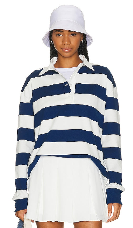 BEVERLY HILLS x REVOLVE Beverly Hills Oversized Long Sleeve Rugby Tee in Navy - BEVERLY HILLS x REVOLVE Beverly Hills - T-shirt de rugby surdimensionné à manches longues en bleu marine - BEVERLY HILLS x REVOLVE Beverly Hills 海军蓝超大长袖橄榄球 T 恤 - BEVERLY HILLS x REVOLVE Beverly Hills übergroßes langärmliges Rugby-T-Shirt in Marineblau - BEVERLY HILLS x REVOLVE Beverly Hills 오버사이즈 긴팔 럭비 티셔츠 (네이비) - T-shirt da rugby oversize a maniche lunghe BEVERLY HILLS x REVOLVE Beverly Hills in blu scuro
