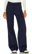 BEVERLY HILLS x REVOLVE Beverly Hills Trouser in Navy - BEVERLY HILLS x REVOLVE Pantalon Beverly Hills en Bleu Marine - BEVERLY HILLS x REVOLVE Beverly Hills 海军蓝长裤 - BEVERLY HILLS x REVOLVE Beverly Hills Hose in Marineblau - BEVERLY HILLS x REVOLVE Beverly Hills 바지 네이비 색상 - Pantaloni BEVERLY HILLS x REVOLVE Beverly Hills in blu scuro