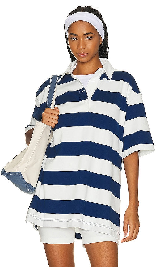 BEVERLY HILLS x REVOLVE Oversized Short Sleeve Rugby Tee in Navy - BEVERLY HILLS x REVOLVE - T-shirt de rugby surdimensionné à manches courtes - Bleu marine - BEVERLY HILLS x REVOLVE 海军蓝超大短袖橄榄球 T 恤 - BEVERLY HILLS x REVOLVE Übergroßes, kurzärmliges Rugby-T-Shirt in Marineblau - BEVERLY HILLS x REVOLVE 오버사이즈 반팔 럭비 티셔츠 (네이비) - T-shirt da rugby oversize a maniche corte BEVERLY HILLS x REVOLVE in blu scuro