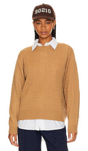 BEVERLY HILLS x REVOLVE Cashmere Cropped Cable Crew in Camel - Pull court torsadé en cachemire BEVERLY HILLS x REVOLVE en Camel - BEVERLY HILLS x REVOLVE 驼色羊绒短款绞花圆领上衣 - BEVERLY HILLS x REVOLVE Kaschmir-Kurzpullover mit Zopfmuster in Kamel - BEVERLY HILLS x REVOLVE 캐시미어 크롭 케이블 크루 카멜 소재 - BEVERLY HILLS x REVOLVE Maglia a trecce corta in cashmere in cammello