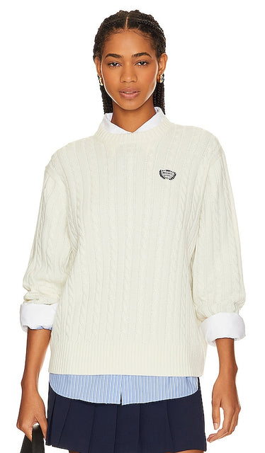 BEVERLY HILLS x REVOLVE Cable Crew Neck Sweater in Ivory - BEVERLY HILLS x REVOLVE Pull torsadé à col rond en ivoire - BEVERLY HILLS x REVOLVE 象牙色绞花圆领毛衣 - BEVERLY HILLS x REVOLVE Zopfpullover mit Rundhalsausschnitt in Elfenbein - BEVERLY HILLS x REVOLVE 케이블 크루넥 스웨터 in Ivory - Maglione girocollo a trecce BEVERLY HILLS x REVOLVE in avorio