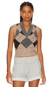 BEVERLY HILLS x REVOLVE Argyle Vest in Beige - BEVERLY HILLS x REVOLVE Gilet Argyle en Beige - BEVERLY HILLS x REVOLVE 米色菱形背心 - BEVERLY HILLS x REVOLVE Argyle-Weste in Beige - BEVERLY HILLS x REVOLVE 아가일 베스트 베이지 색상 - Gilet a rombi BEVERLY HILLS x REVOLVE in beige