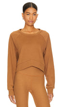 Beyond Yoga Uplift Cropped Pullover Sweatshirt in Tan - Beyond Yoga Uplift - Sweat-shirt court à enfiler - Fauve - Beyond Yoga Uplift 黄褐色短款套头运动衫 - Kurz geschnittenes Pullover-Sweatshirt „Beyond Yoga Uplift“ in Hellbraun - Beyond Yoga Uplift 크롭 풀오버 스웨트셔츠(탠 색상) - Felpa pullover corta Beyond Yoga Uplift in marrone chiaro