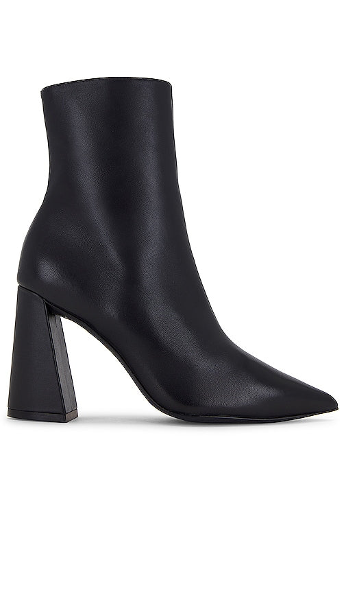 BLACK SUEDE STUDIO Antonia Heel Boot in Black - BLACK SUEDE STUDIO Bottine à talon Antonia en noir - 黑色麂皮 STUDIO Antonia 黑色高跟靴 - BLACK SUEDE STUDIO Antonia Heel Boot in Schwarz - BLACK SUEDE STUDIO 블랙 안토니아 힐 부츠 - STUDIO IN CAMOSCIO NERO Stivale con tacco Antonia in nero