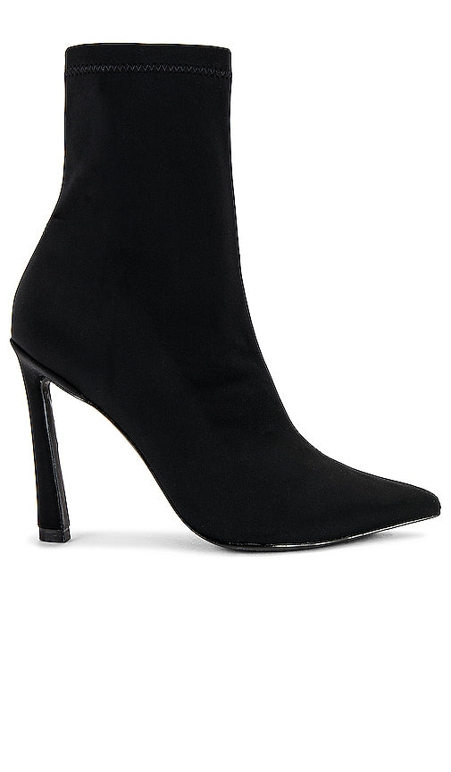 BLACK SUEDE STUDIO Chiara Boot in Black - BLACK SUEDE STUDIO Botte Chiara en Noir - 黑色麂皮 STUDIO Chiara 黑色靴子 - BLACK SUEDE STUDIO Chiara Stiefel in Schwarz - BLACK SUEDE STUDIO 키아라 부츠블랙 색상 - STUDIO IN CAMOSCIO NERO Stivale Chiara in nero