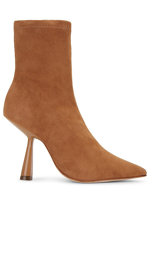 BLACK SUEDE STUDIO Jelena Heel Boot in Tan - BLACK SUEDE STUDIO Botte à talon Jelena en beige - 黑色麂皮 STUDIO Jelena 黄褐色高跟靴 - BLACK SUEDE STUDIO Jelena Heel Boot in Hellbraun - BLACK SUEDE STUDIO 탠 색상의 Jelena 힐 부츠 - STUDIO IN CAMOSCIO NERO Stivale con tacco Jelena in marrone chiaro