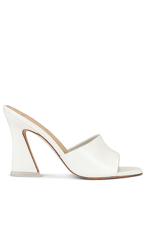 BLACK SUEDE STUDIO Nadya Mule Sandal in White - BLACK SUEDE STUDIO Sandale mule Nadya en blanc - 黑色绒面革 STUDIO Nadya 白色穆勒凉鞋 - BLACK SUEDE STUDIO Nadya Mule Sandale in Weiß - BLACK SUEDE STUDIO Nadya 뮬 샌들 화이트 색상 - STUDIO IN CAMOSCIO NERO Sandalo Mule Nadya in bianco