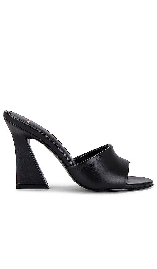 BLACK SUEDE STUDIO X REVOLVE Nadya Mule Sandal in Black - BLACK SUEDE STUDIO X REVOLVE Sandale mule Nadya en Noir - 黑色麂皮 STUDIO X REVOLVE Nadya 黑色穆勒凉鞋 - BLACK SUEDE STUDIO X REVOLVE Nadya Mule Sandale in Schwarz - BLACK SUEDE STUDIO X REVOLVE Nadya 뮬 샌들블랙 컬러 - STUDIO X REVOLVE IN CAMOSCIO NERO Sandalo Mule Nadya in nero