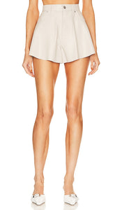 BLANKNYC Faux Leather Flare Short in Ivory - BLANKNYC Short évasé en similicuir en ivoire - BLANKNYC 象牙色人造皮革喇叭短裤 - BLANKNYC Schlagshorts aus Kunstleder in Elfenbein - BLANKNYC 인조 가죽 플레어 쇼츠 - BLANKNYC Pantaloncini svasati in ecopelle in avorio