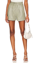 BLANKNYC Faux Leather Maybell Short in Sage - BLANKNYC Short Maybell en similicuir en sauge - BLANKNYC 鼠尾草色人造皮革 Maybell 短裤 - BLANKNYC Maybell Short aus Kunstleder in Salbei - BLANKNYC 인조 가죽 메이벨 쇼츠 - BLANKNYC Pantaloncini Maybell in ecopelle color salvia