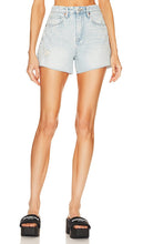 BLANKNYC the Reeve High Rise Short in Blue - BLANKNYC the Reeve - Short taille haute en bleu - BLANKNYC Reeve 蓝色高腰短裤 - BLANKNYC die Reeve High Rise Short in Blau - BLANKNYC the Reeve 하이라이즈 쇼츠 블루 색상 - BLANKNYC i pantaloncini Reeve a vita alta in blu